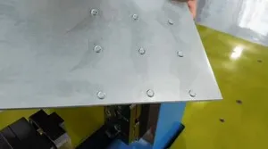 Banco para clinchado (clinchado de refuerzo del amortiguador de HVAC)