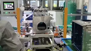 Equipo automatizado de clinchado para tanque de lavavajillas