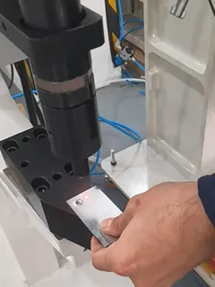 Prensa clinchadora (prensa de piso con marco en C de 8 toneladas)